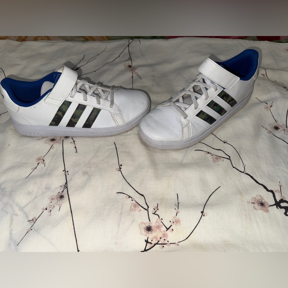 Adidas Boys White Sneakers with Blue and Black Accents - Picture 2 of 7